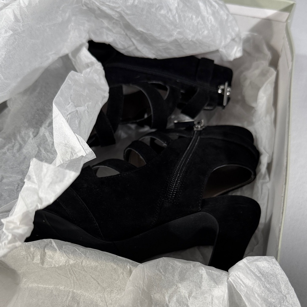 Array Elegant Black Heeled Sandals - Picture 11 of 11